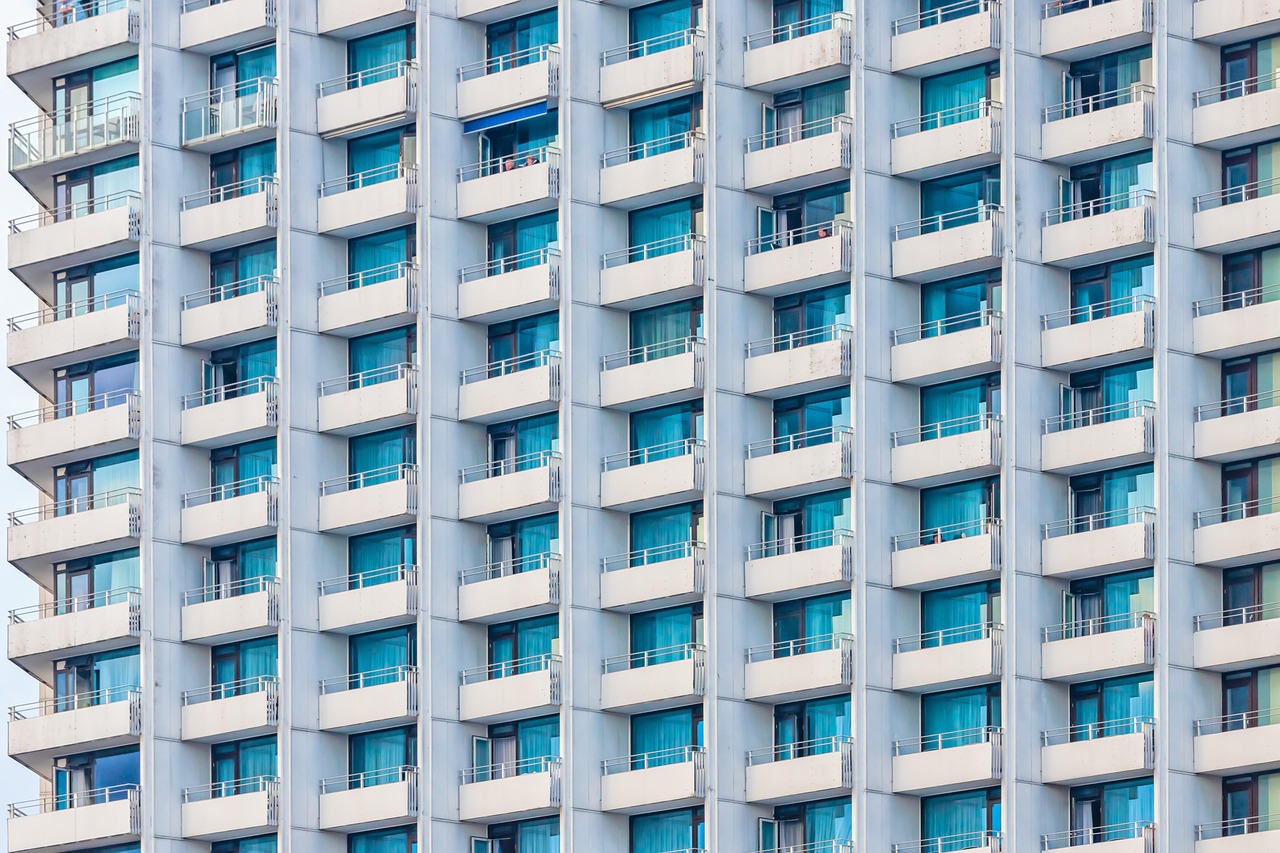 아파트 건물 외관과 부동산 서류